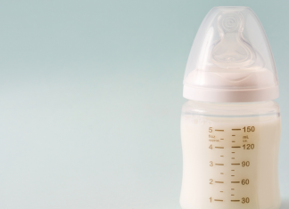Momfessions Podcast discusses breastfeeding versus bottle feeding