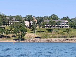 Stay at Beavers Bend Lodge in Broken Bow