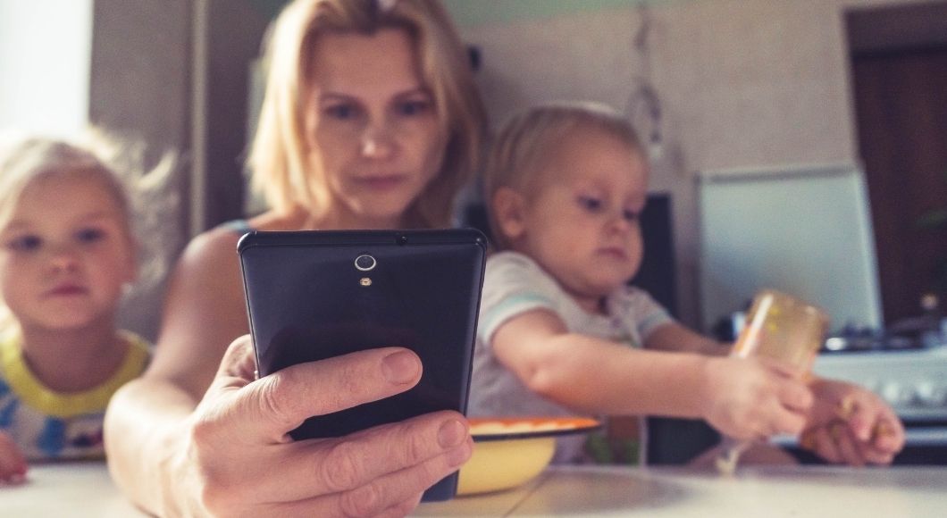 why staying off my phone makes me a better mom