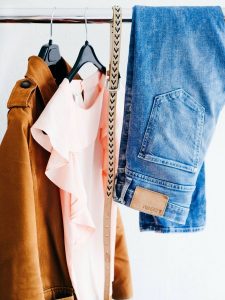 minimalist wardrobe for moms